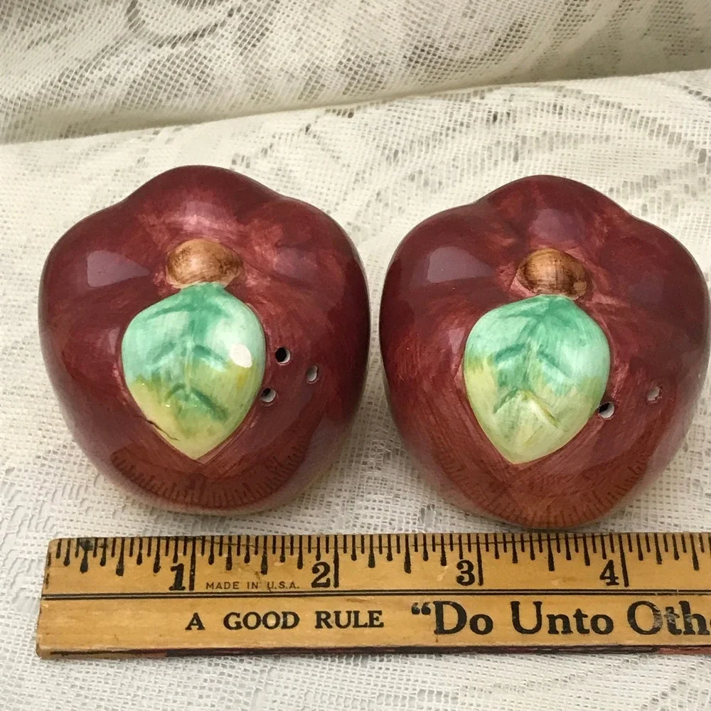 Ceramic Apple Salt and Pepper Shakers,‎ Apple Shaped Fruit Kitchen Decoration - Picture 5 of 6